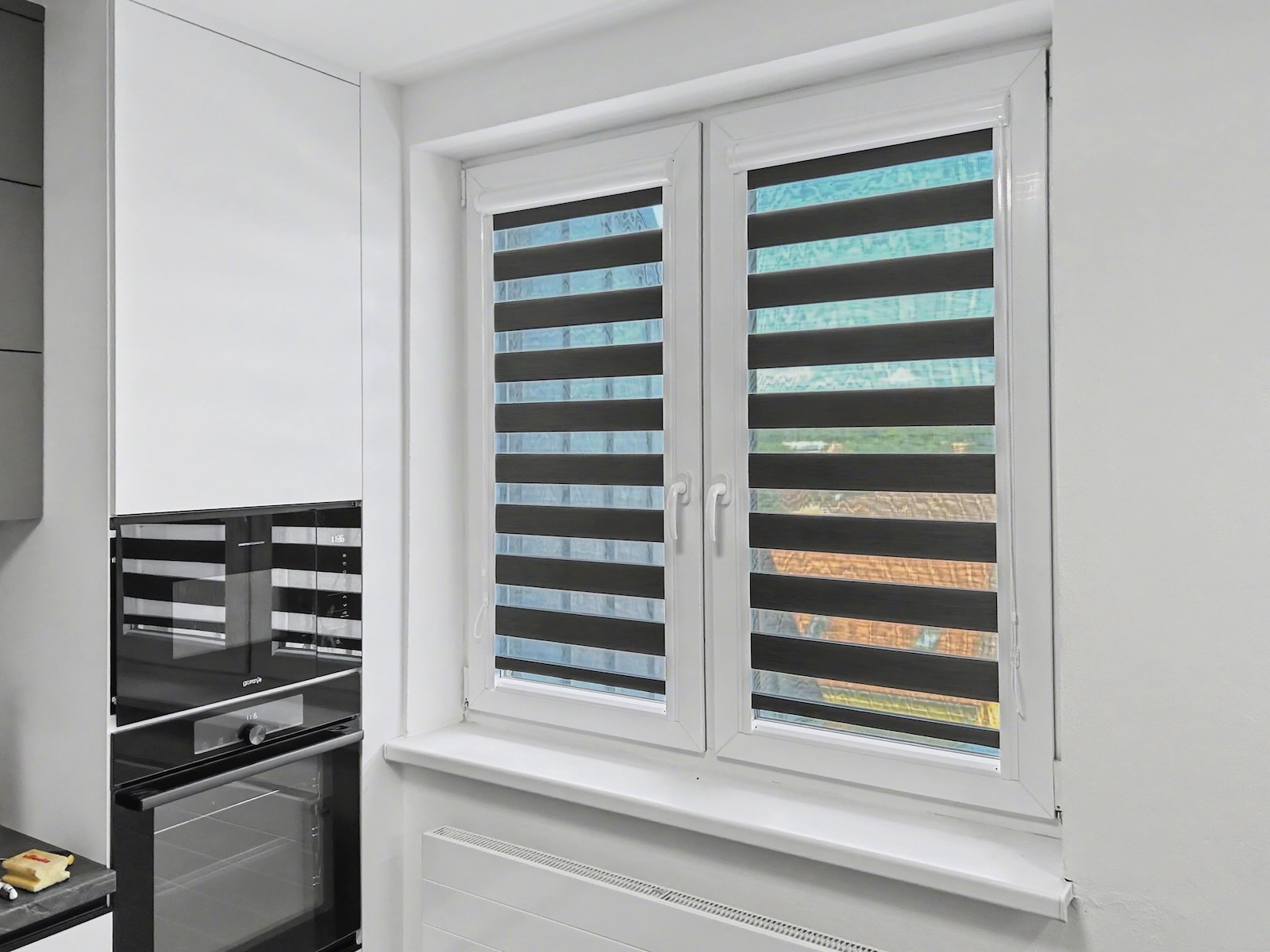 Rolety den a noc černé v kuchyni