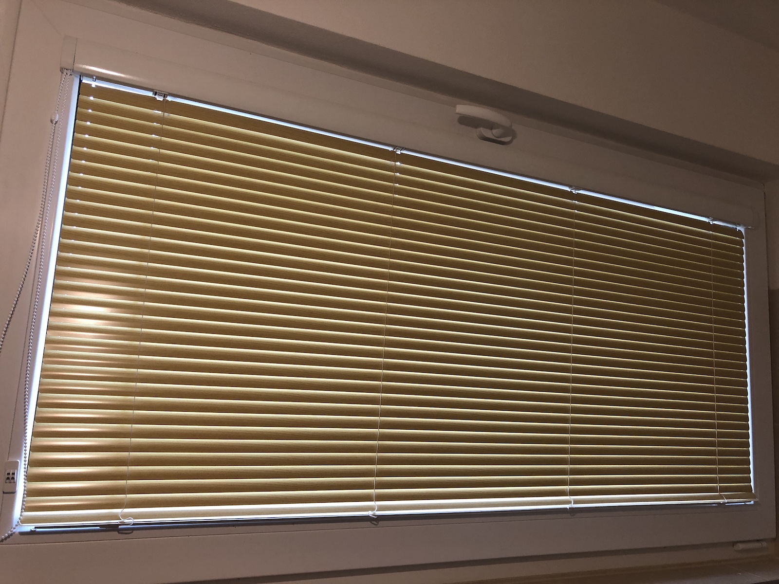 Horizontální žaluzie dřevodekor