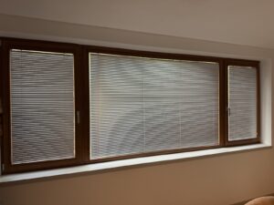 Horizontální žaluzie na dřevěných oknech