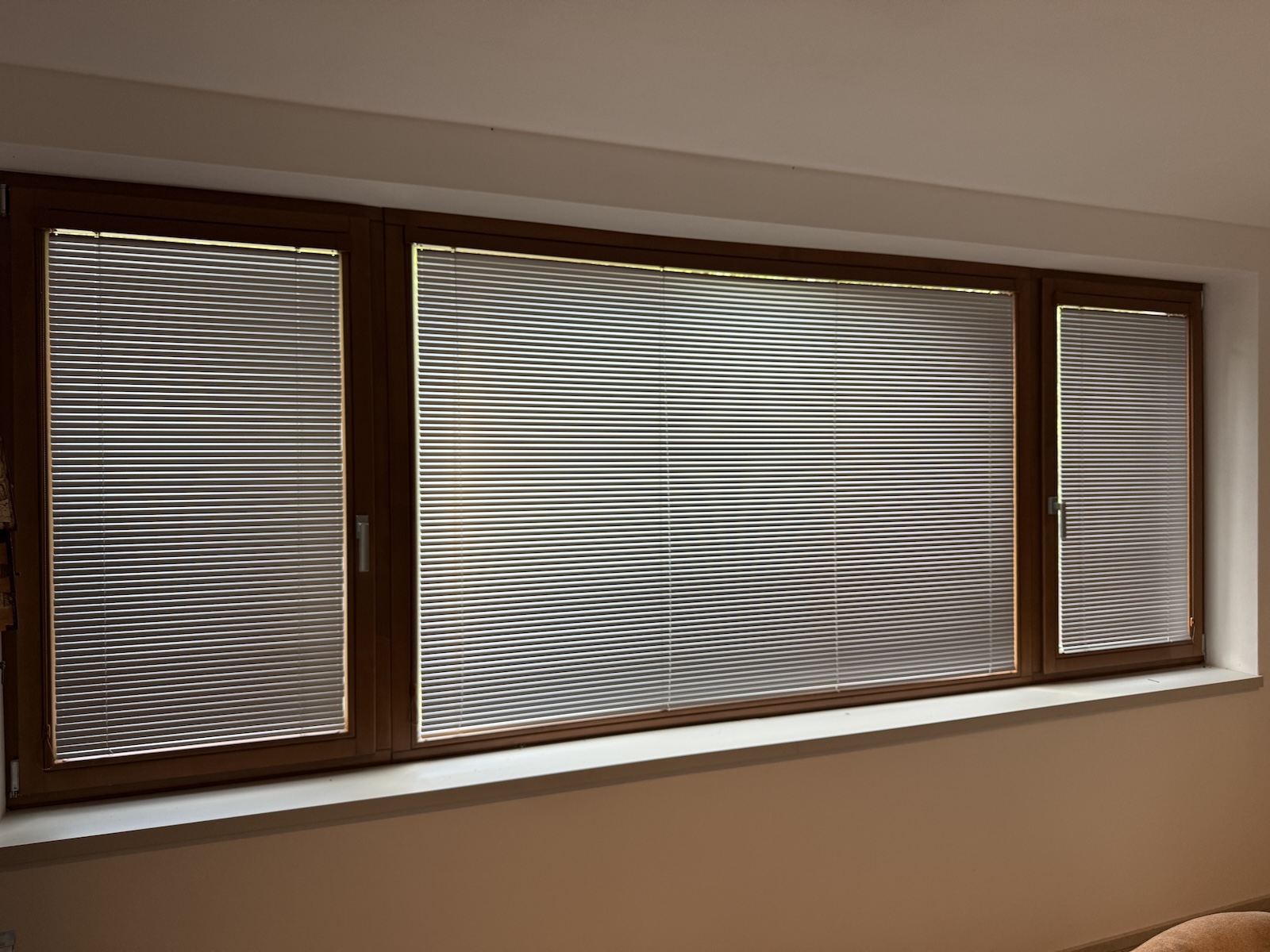 Horizontální žaluzie na dřevěných oknech