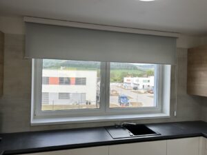 Látkové rolety šedé kuchyně