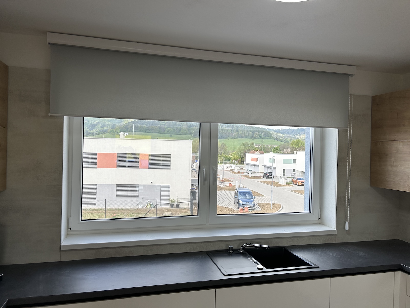 Látkové rolety šedé kuchyně