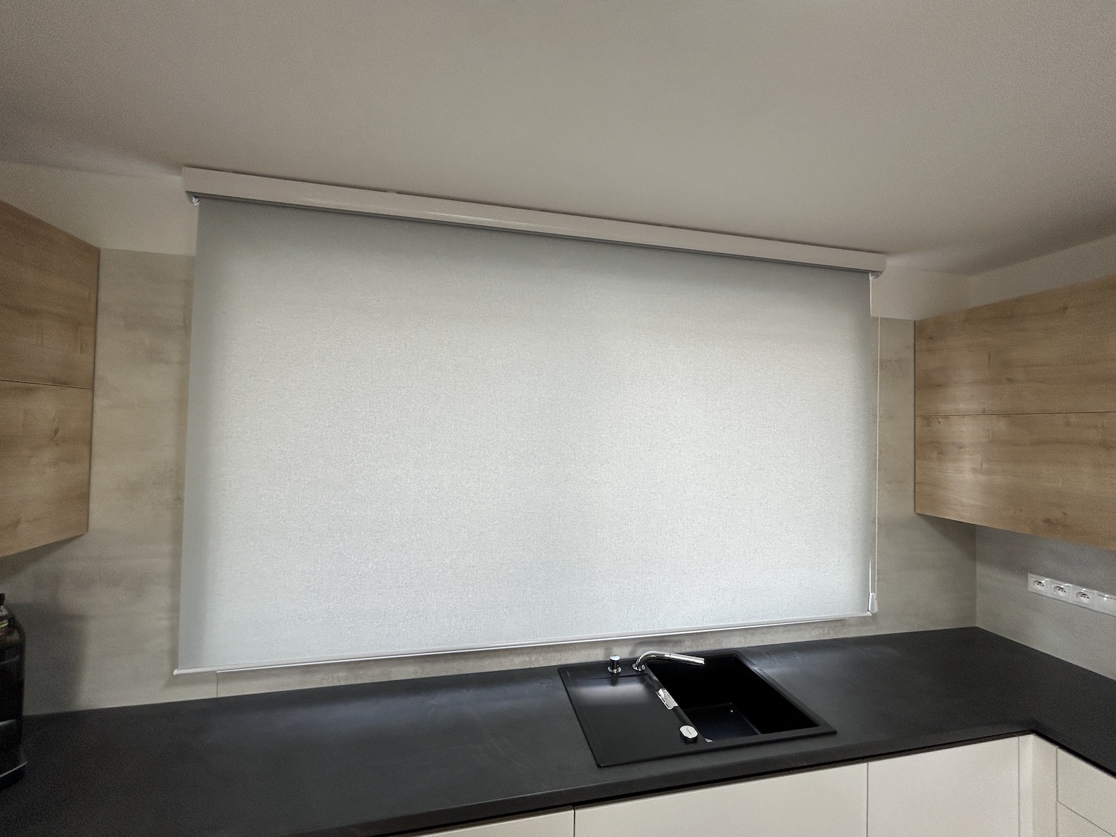 Látkové rolety šedé kuchyně