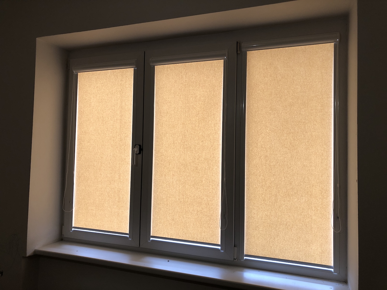 Látkové rolety zatažené