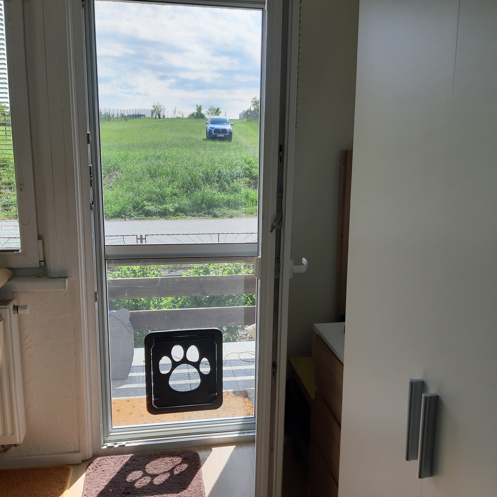 Pantová dveřní síť bílá s průlezem pro kočky