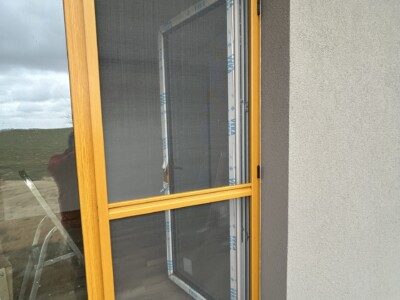 Pantová dveřní síť dřevodekor