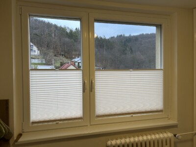 Bílá plisé žaluzie do půlky