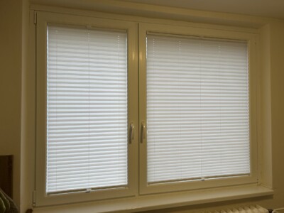 Bílá plisé žaluzie