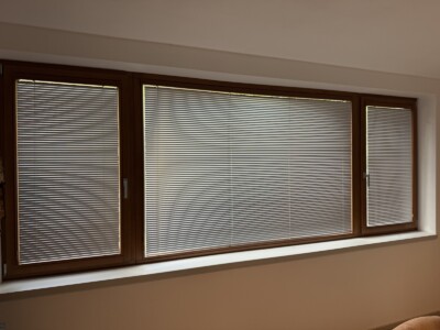 Horizontální žaluzie na dřevěných oknech