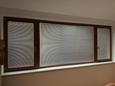 Horizontální žaluzie na dřevěných oknech sestava