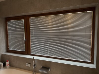 Horizontální žaluzie na dřevěných oknech