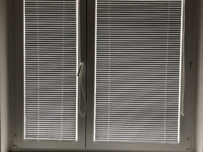 Horizontální žaluzie okno
