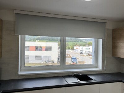 Látkové rolety šedé kuchyně