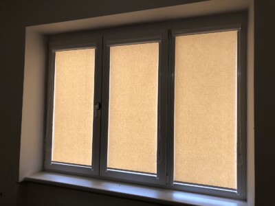 Látkové rolety zatažené