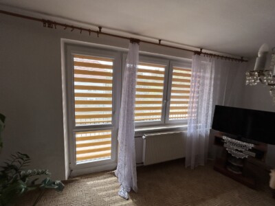 Rolety den a noc v obývacím pokoji