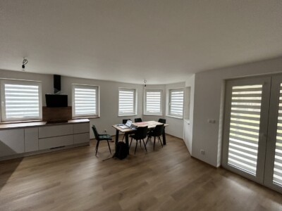 Rolety den a noc stříbrné v interiéru