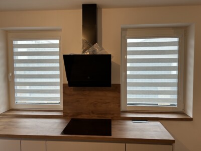 Rolety den a noc stříbrné v kuchyni