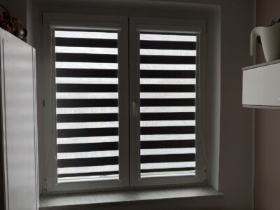 Rolety den a noc tmavé v pokoji