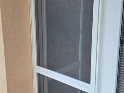 Pantová dveřní síť bílá