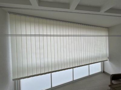 Vertikální žaluzie bílá lodžie