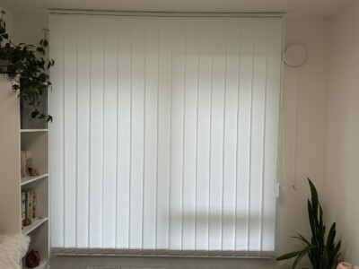 Vertikální žaluzie bílá pokoj