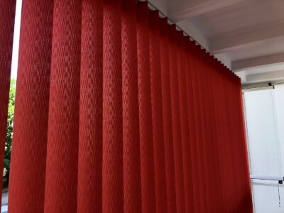 Vertikální žaluzie červená