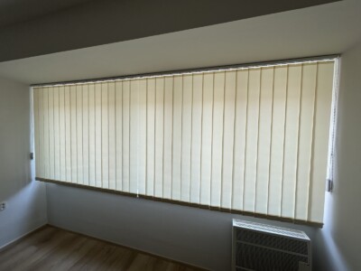 Vertikální žaluzie krémová lodžie