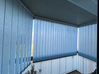 Vertikální žaluzie modrá loždie