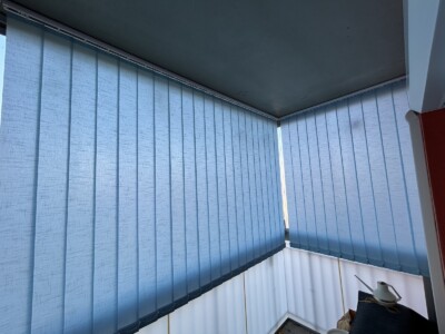 Vertikální žaluzie modrá lodžie