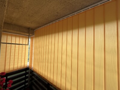 Vertikální žaluzie oranžová lodžie