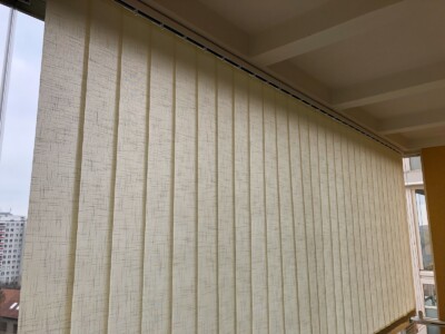 Vertikální žaluzie světle hnědá lodžie