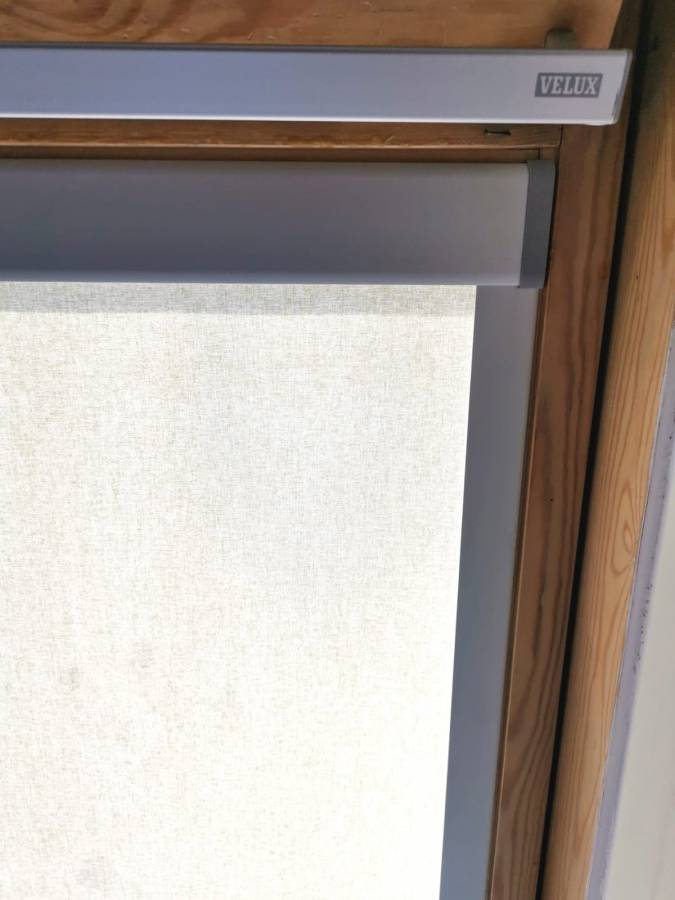 Látková roleta střešní okno detail