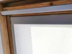 Látková roleta střešní okno detail